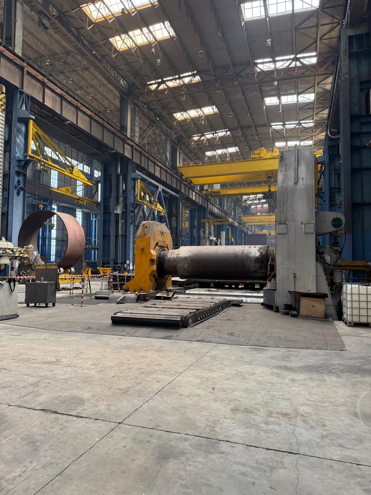 Interiorul unei hale industriale cu utilaje