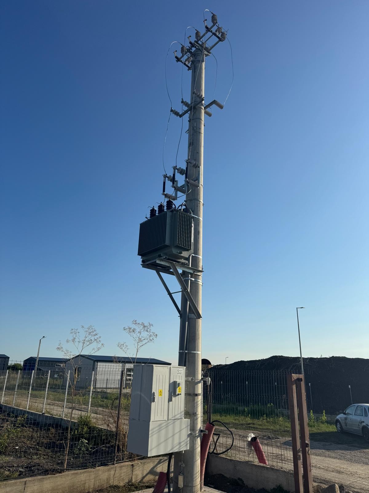 Stâlp electric cu transformator și tablou de distribuție